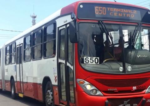 Com escopeta em punho, trio invade ônibus e leva tudo de passageiros em Manaus