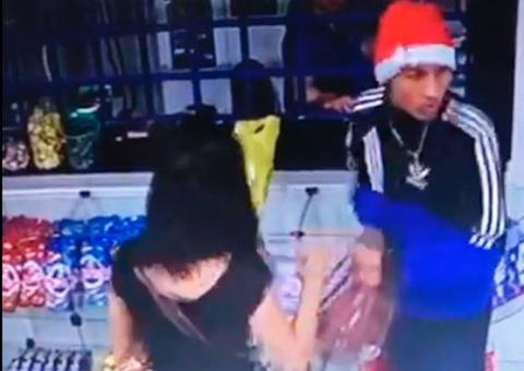 Com peixeira e gorro de Papai Noel, homens assaltam drogaria em Manaus 