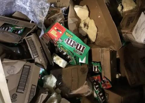 Acidente com caminhão espalha 16 toneladas de M&Ms na rodovia