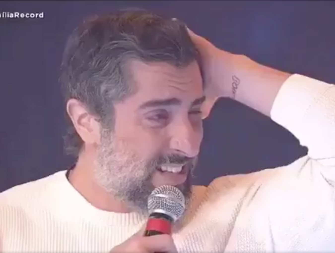 Vídeo: Aos prantos, Mion faz discurso emocionante ao receber presente póstumo de Gugu