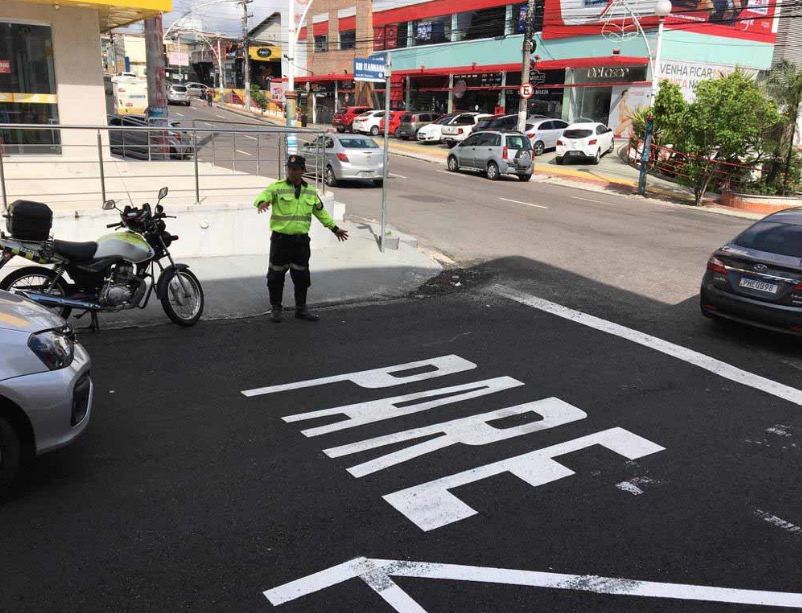 1º dia de implantação de binário no Vieralves tem orientação a motoristas em Manaus