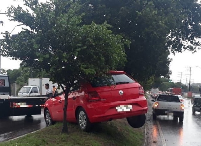 Após colisão, carro voa e vai parar sobre canteiro central em avenida de Manaus