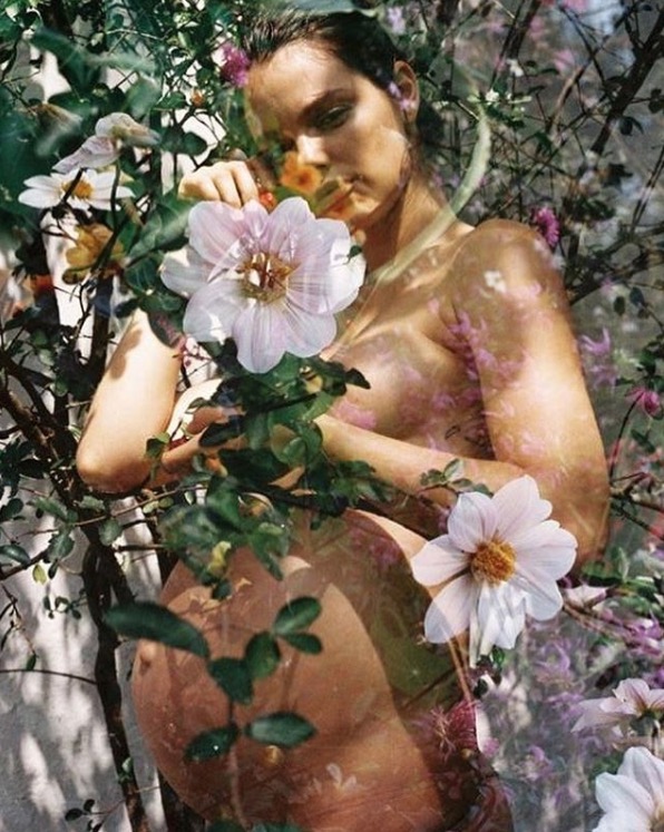 Grávida de 9 meses, Laura Neiva posa nua: 'mãe natureza'