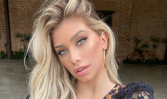 Flavia Pavanelli radicaliza no visual e aparece com os cabelos loiros 