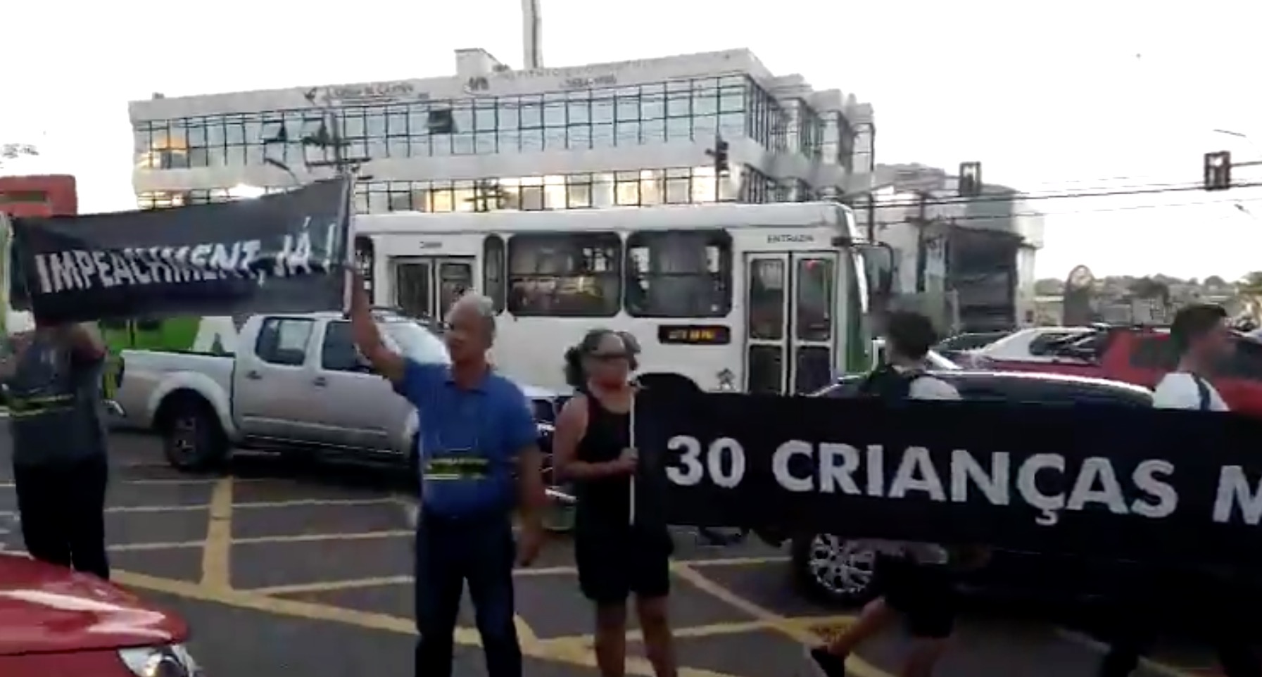 Manifestação contra caos na saúde do Amazonas tem pedido de impeachment e buzinaço