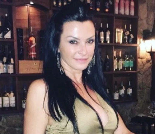 Ex-modelo dona de sítio onde aconteciam rinhas de cães quer animais de volta