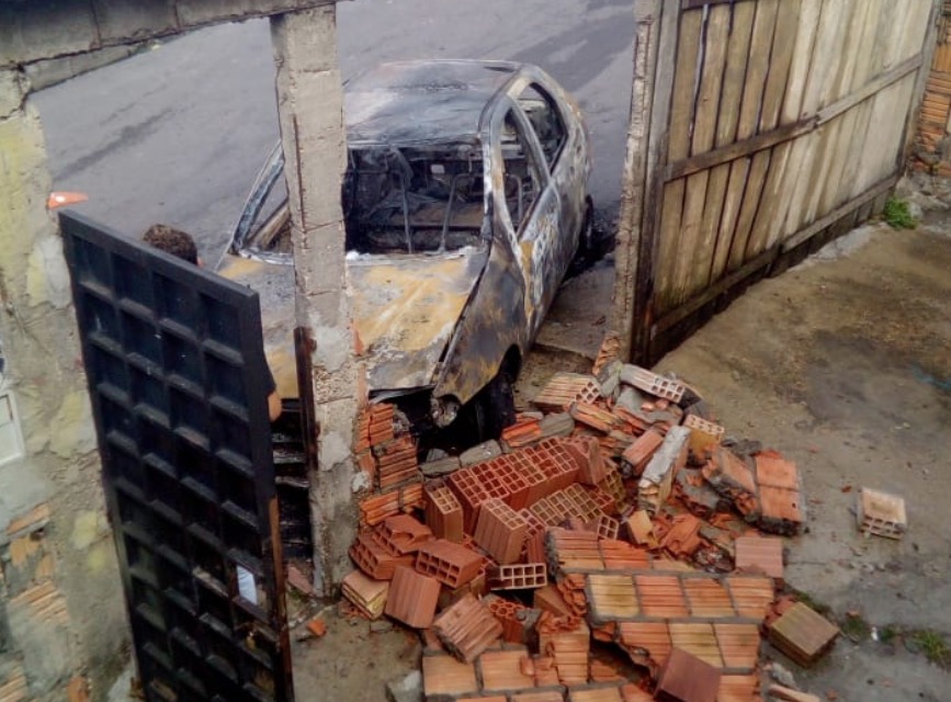 Carro atinge muro de casa e pega fogo em rua de Manaus 