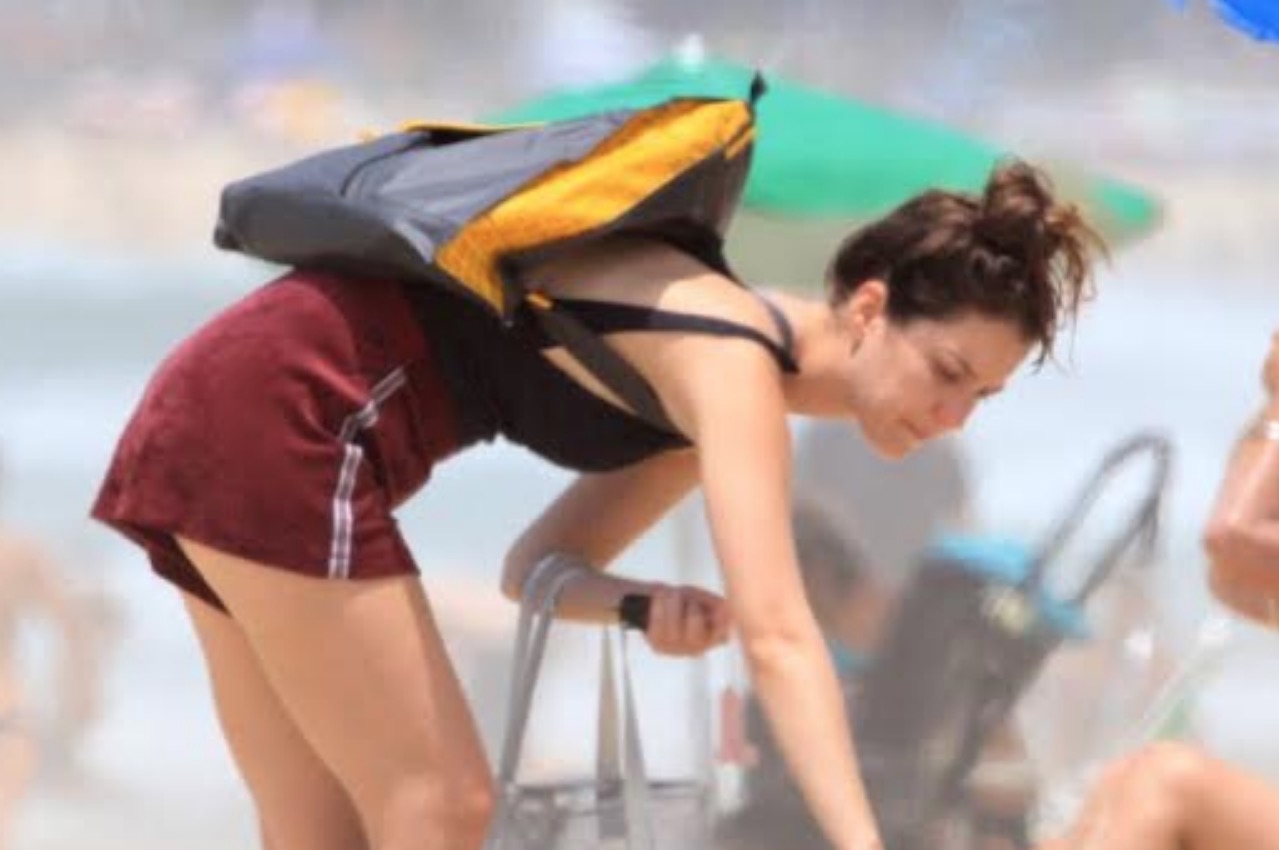 Atriz Nathalia Dill vai à praia e formato de chaveiro rouba a cena
