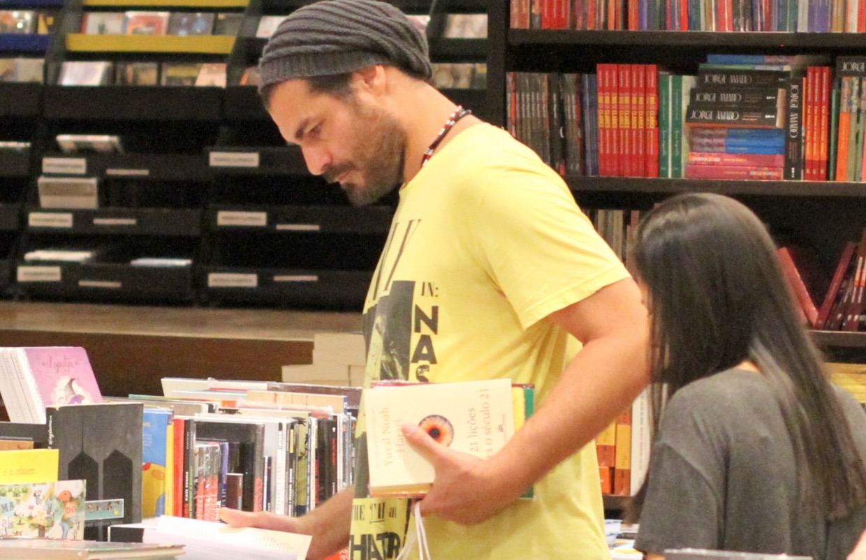 Após ser detido, Thiago Lacerda é clicado em livraria no Rio