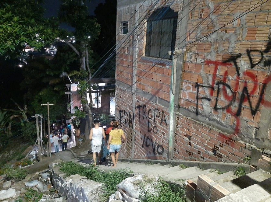 Usando colete balístico, adolescente é assassinado durante tiroteio entre facções em Manaus