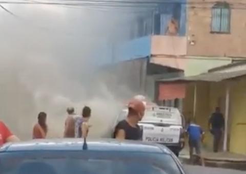 Vídeo: Viatura da PM pega fogo e deixa populares em pânico em Manaus