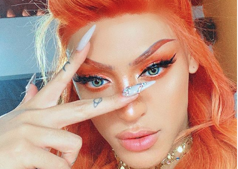 Pabllo Vittar posta foto com seios enormes e dispara: 'amor de quenga' 
