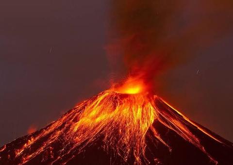 Vulcão entra em erupção no Equador