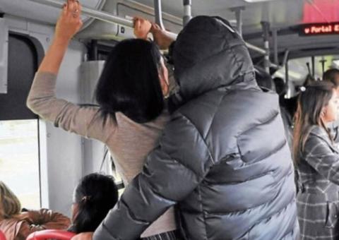 Em Manaus, adolescente é agredida por homem que a estava 'encoxando' em ônibus