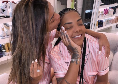 Em câmera lenta, Ludmilla sensualiza com a esposa Brunna Gonçalves 