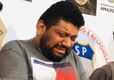 Suspeito de matar sargento desmaia ao ser apresentado em delegacia de Manaus 