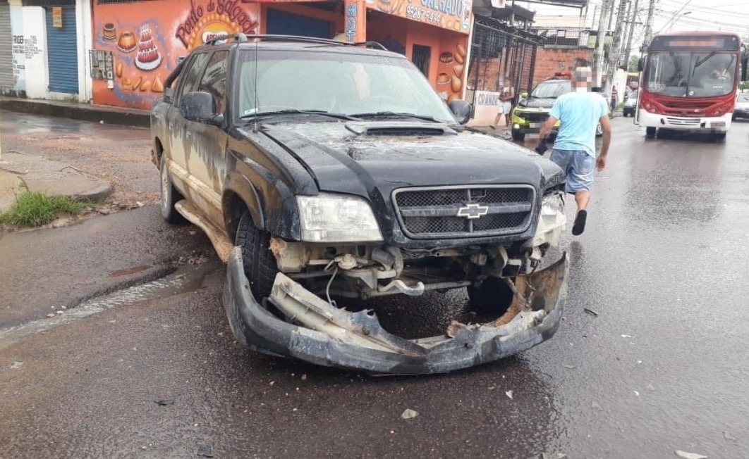 Dia chuvoso em Manaus é marcado por acidentes de trânsito e pessoas feridas