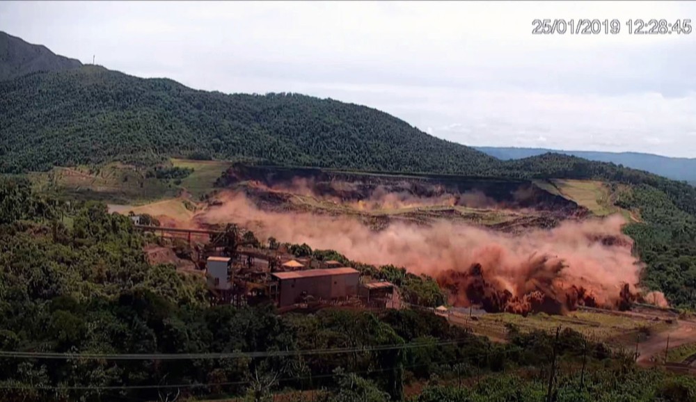 Buscas não são interrompidas na véspera do Natal em Brumadinho