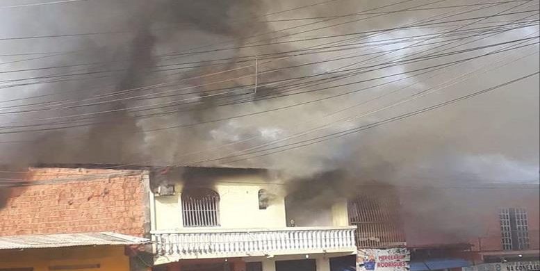Duas casas são atingidas por incêndio em Manaus; uma delas foi consumida por completo