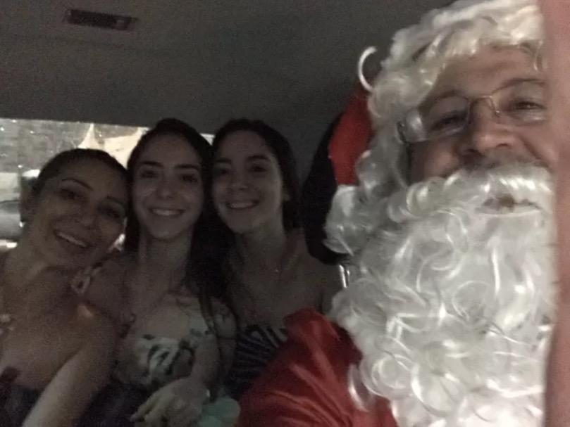 Papai Noel ‘resgata’ família que ficou ilhada após temporal