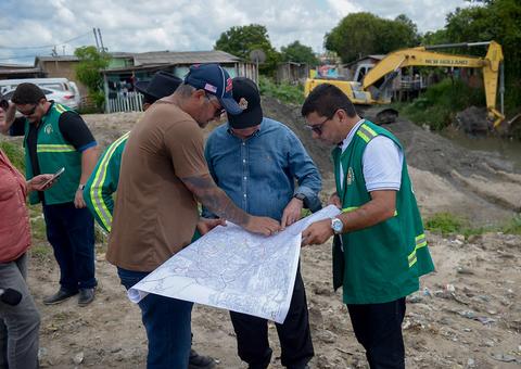 Serviço de dragagem começa no igarapé do Mindu em Manaus