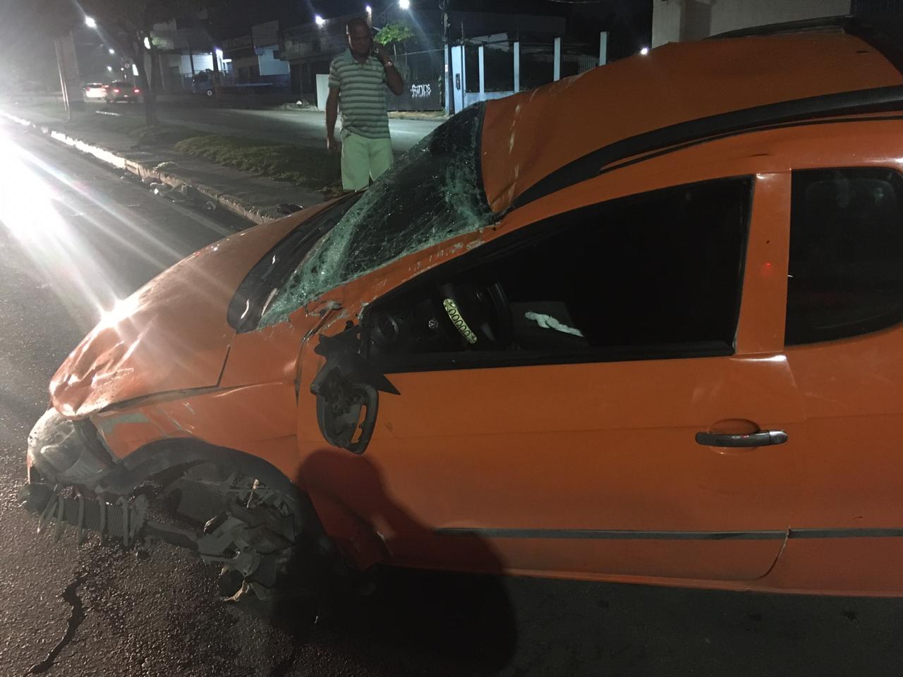 Às vésperas do Natal, idoso sofre acidente grave ao capotar carro em Manaus