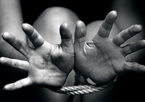 Avô é flagrado estuprando a própria neta em casa; menina estava com mãos amarradas