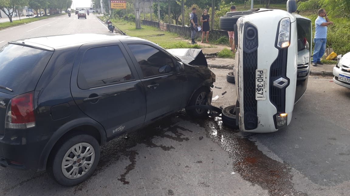 Em Manaus, motorista fica ferido em acidente entre 3 carros perto de área de prova do Detran