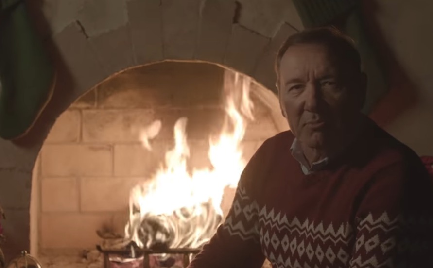 Vídeo natalino bizarro de Kevin Spacey já tem mais de 1 milhão de visualizações