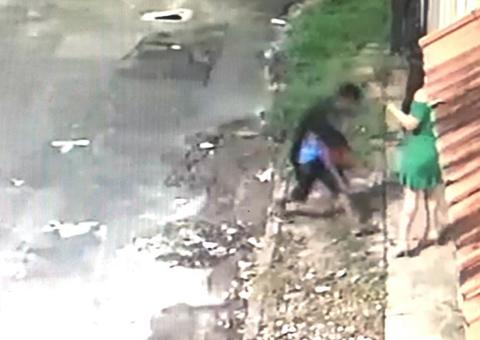 Vídeo mostra suspeito passando a mão em mulher durante assalto em Manaus