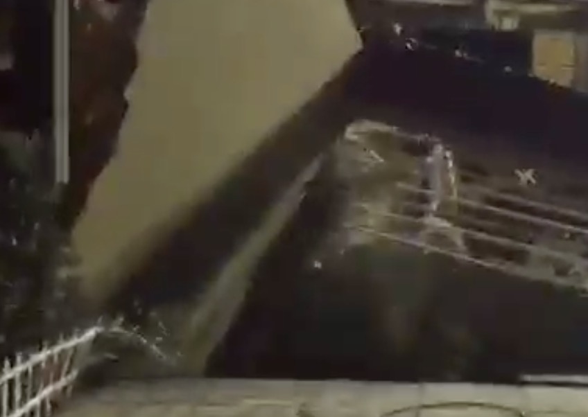 Cratera engole rua e faz muro de casa desabar em Manaus