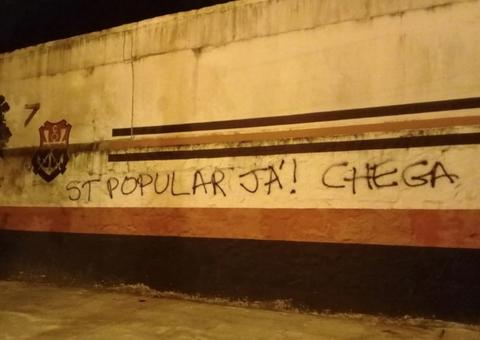 Sede do Flamengo tem muros pichados