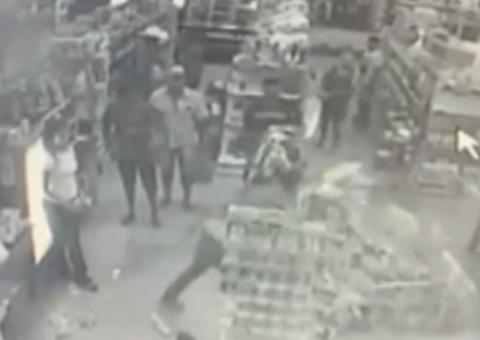 Homem tem 'ataque de fúria' e destrói distribuidora de bebidas; Veja Vídeo 