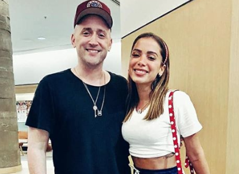 Anitta fecha sala de cinema para assistir com a família o filme de Paulo Gustavo