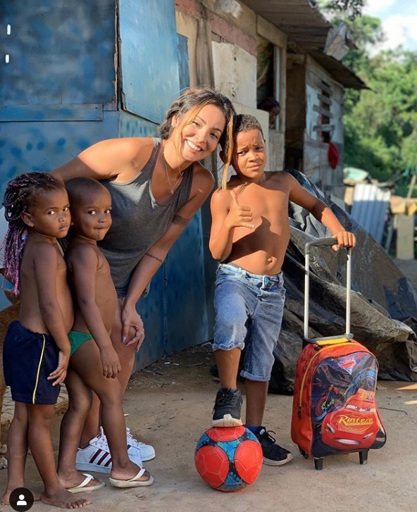 Em relato emocionante, Carol Nakamura anuncia adoção de menino que vivia em aterro sanitário