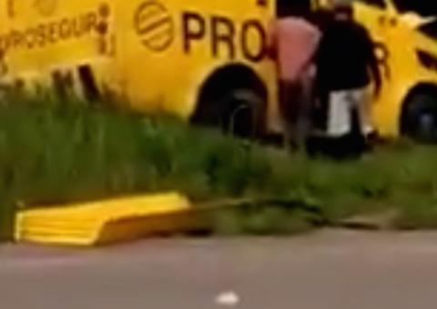 Carro forte capota em grave acidente com caçamba e deixa um ferido na AM-010