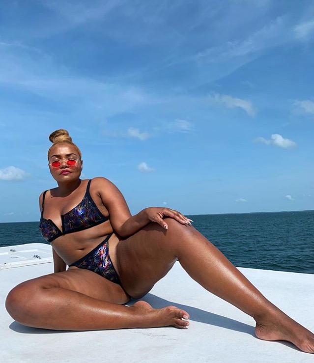 De biquininho, Gaby Amarantos posa com virilha em destaque e causa reboliço