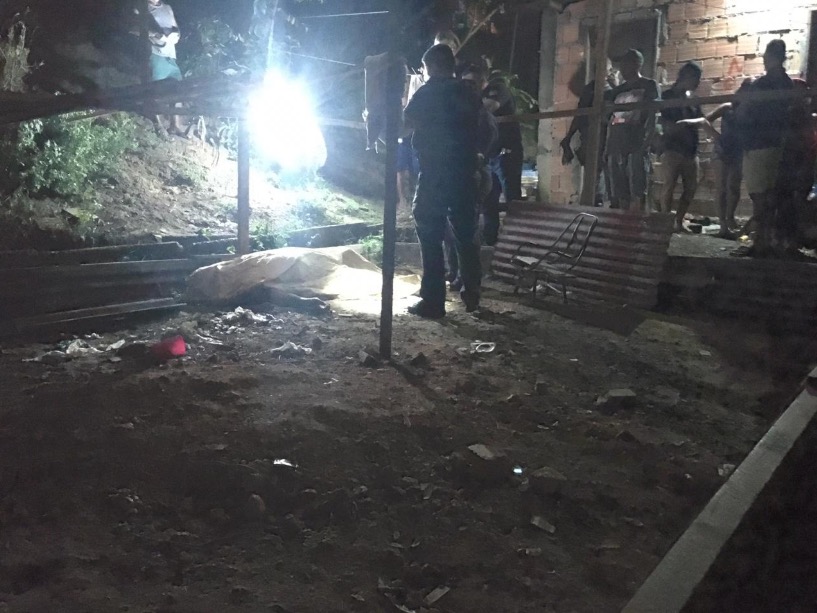Em sábado sangrento, homem é encurralado e morto a tiros em invasão de Manaus