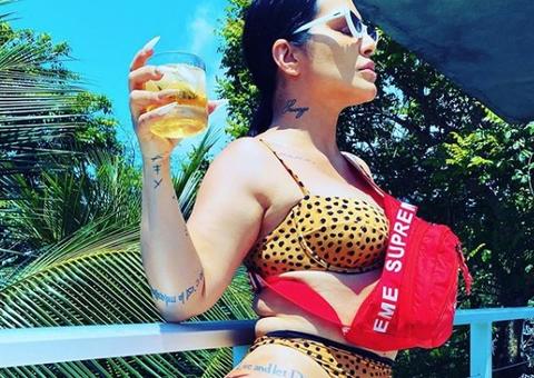 Cléo exibe corpo com dobrinhas e internautas comentam: perdeu o bom senso