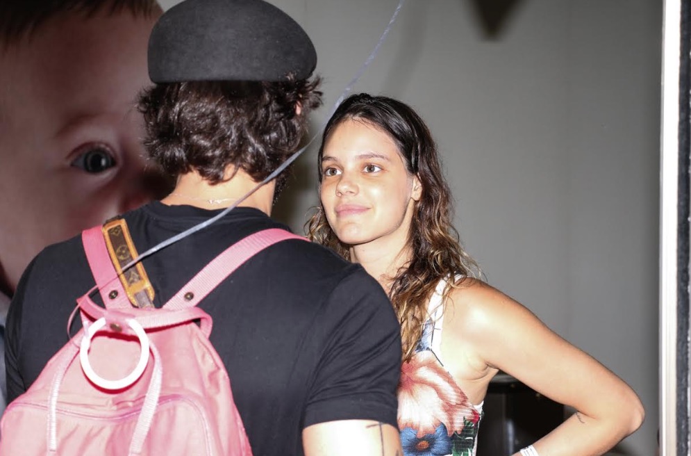 Laura Neiva e Chay Suede deixam a maternidade com filha