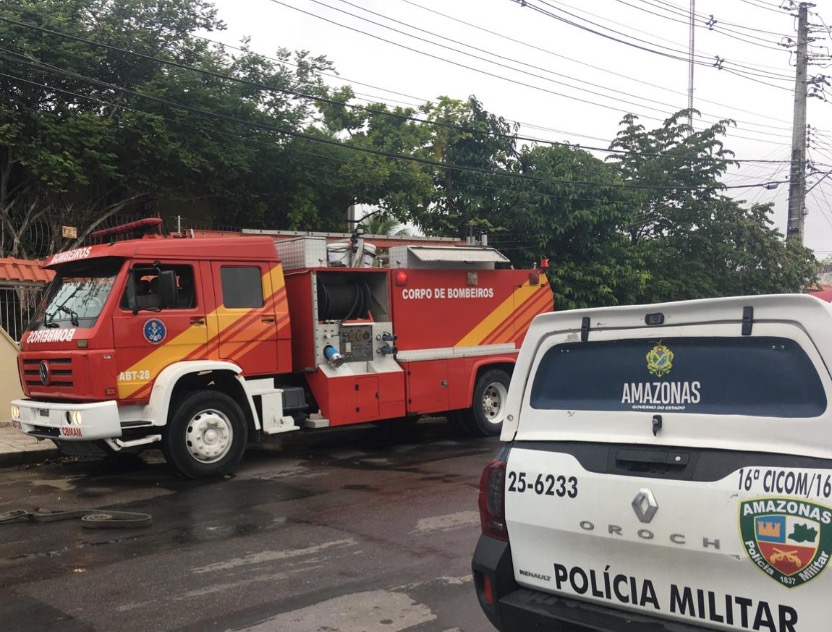 Em Manaus, bombeiros arrombam porta de casa em chamas para evitar o pior