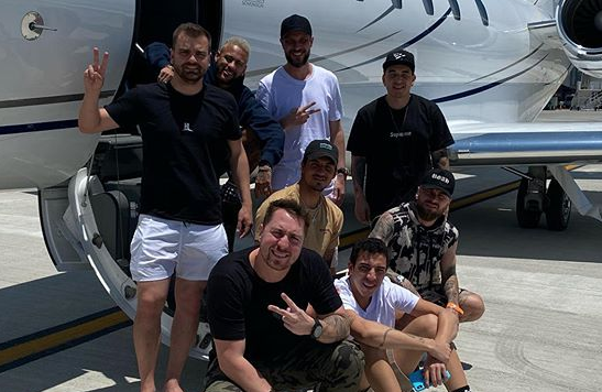 Neymar proíbe convidados de usar celular durante festas em mansão na Bahia 