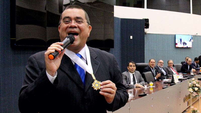 Ex-vereador, Arlindo Jr. recebeu medalha da Câmara Municipal de Manaus