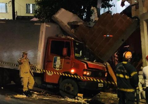 Caminhão invade residência após motorista desmaiar ao volante em Manaus