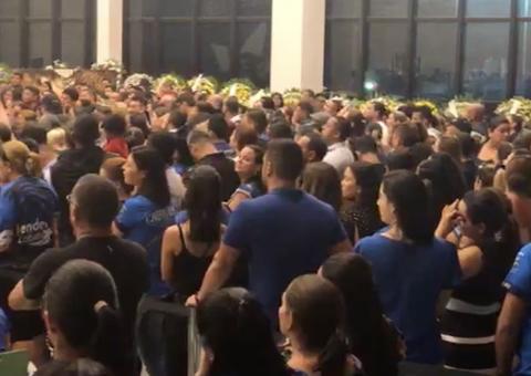 Velório de Arlindo Jr. em Manaus reúne multidão em despedida emocionante