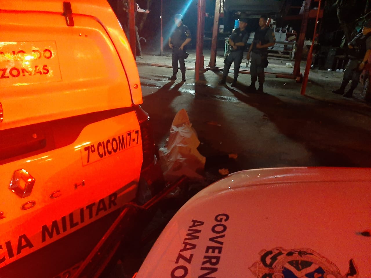 Jovem morre no meio da rua ao ser baleado pela polícia em Manaus