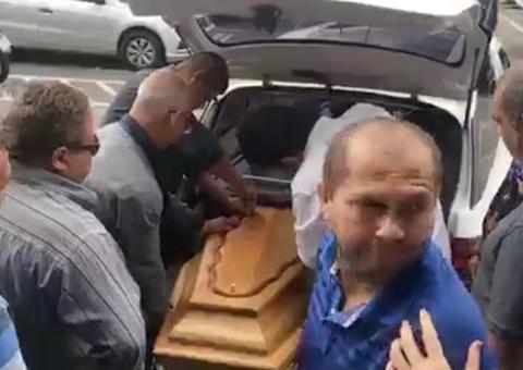 Corpo de Arlindo Jr. recebe homenagens em Parintins nesta terça-feira