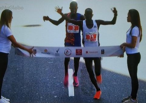 Queniano ultrapassa adversário perto da linha de chegada e vence corrida São Silvestre  