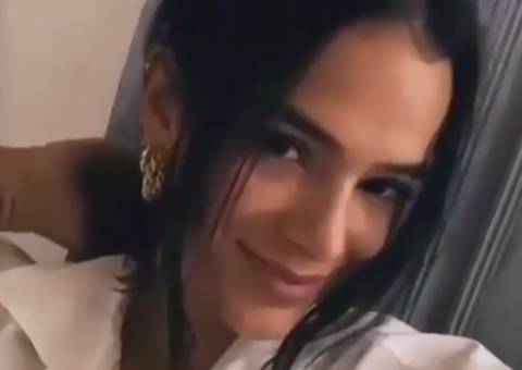 Na Bahia, Bruna Marquezine ‘balança' bumbum gigante de fio-dental 