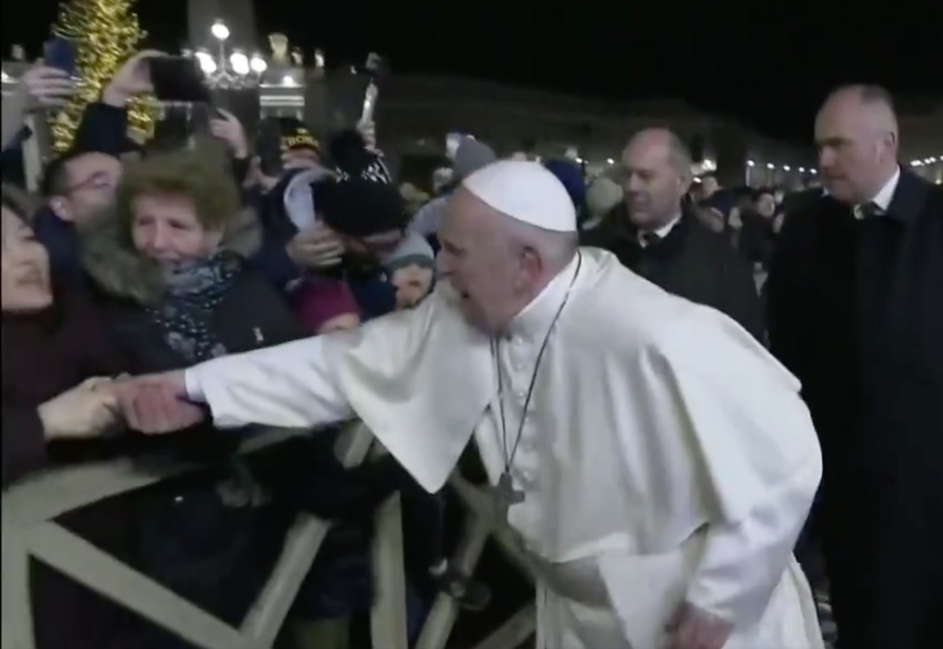 Vídeo: Papa Francisco se irrita e dá tapas em mulher que o puxou no Vaticano